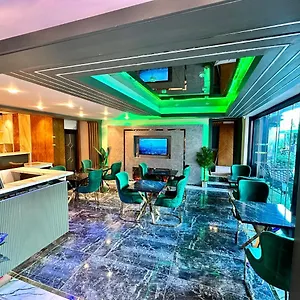 Hotel Crowned